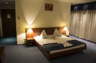 Отель Samaa Hotel Бухарест Улучшенный двухместный номер с 1 кроватью-1